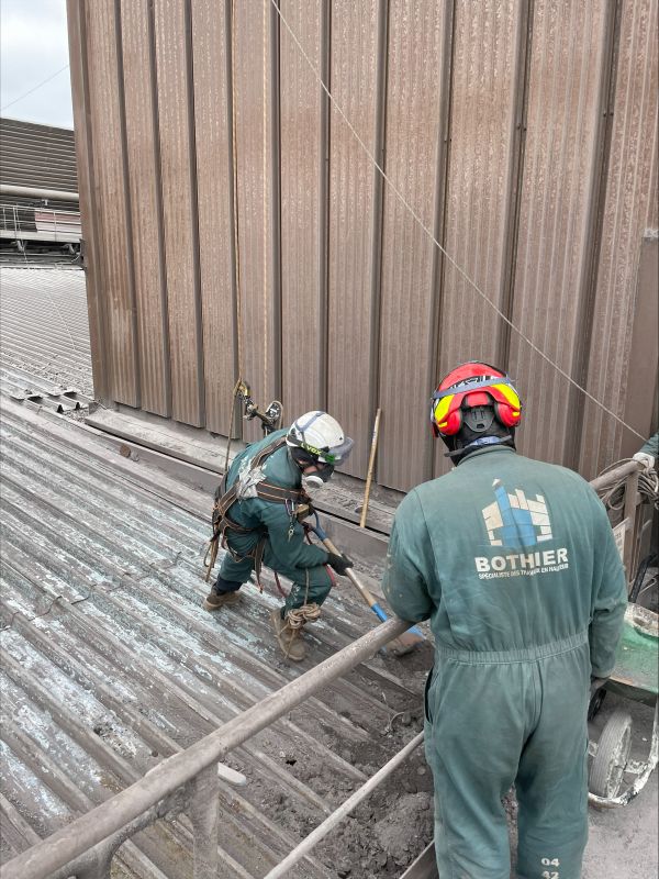 Les techniciens cordistes de Bothier en intervention sur la toiture de ce site industriel