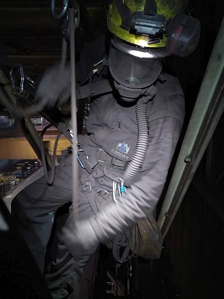 Cordiste de Marseille équipé d'un masque ventilé lors de la pose de filets anti-chute