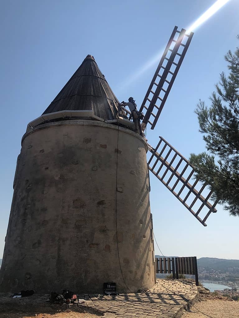 Cordiste Marseille en réfection de toiture d'un moulin