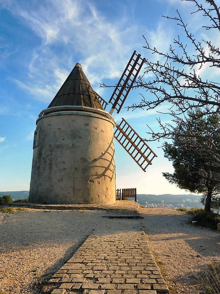 Toiture de moulin restaurée par notre équipe de cordiste Marseille