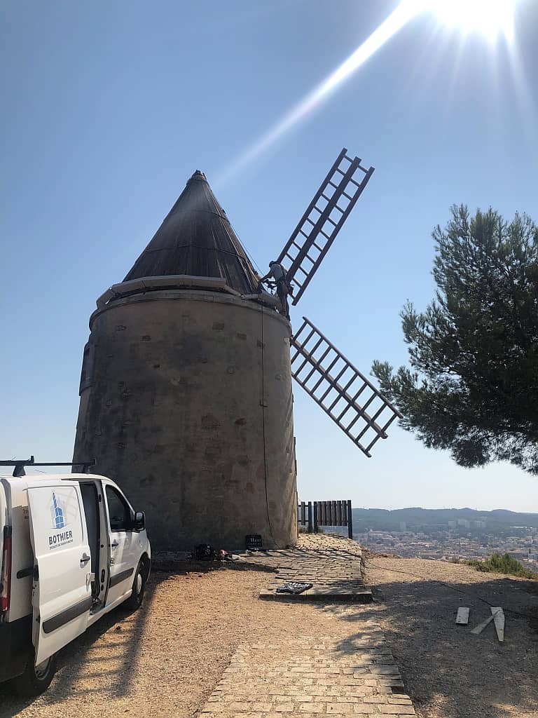 Cordiste Marseille en restauration de toiture d'un moulin