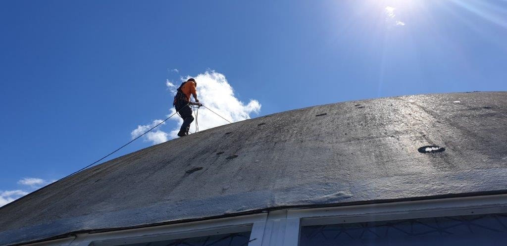 Cordiste à Paris en installation de systèmes de sécurité pour la réfection d'un toit