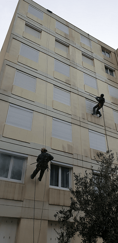 cordistes réalisant le nettoyage d'une façade haute pression près de Marseille