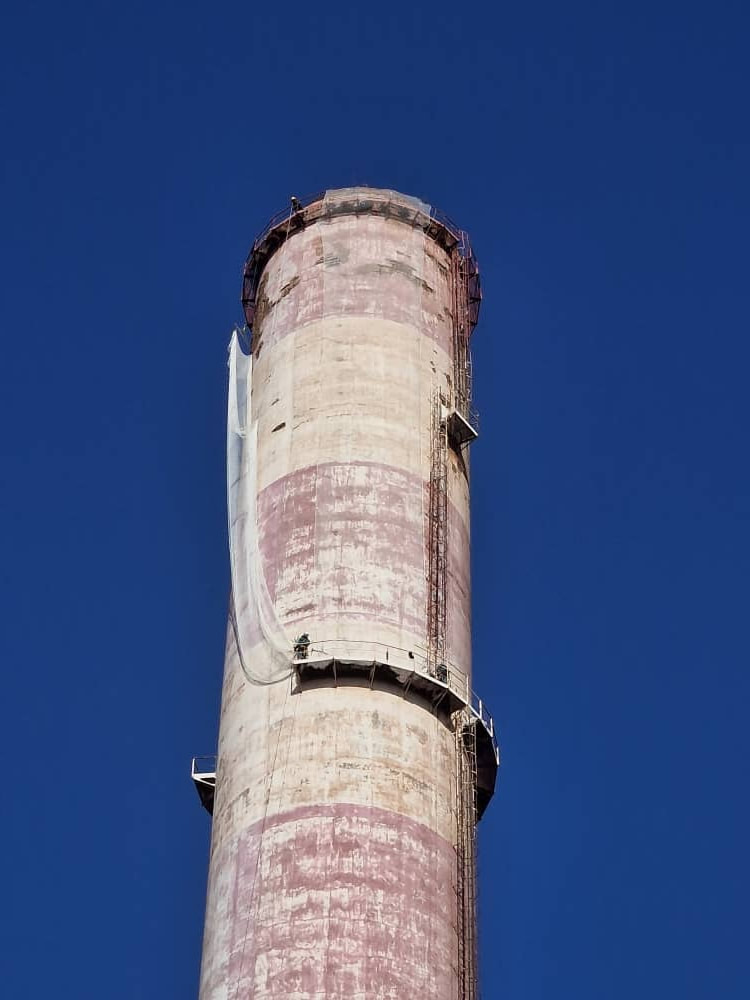 Pose d’un filet de sécurisation en hauteur de 84 à 117 mètres sur une cheminée - Pose des filets