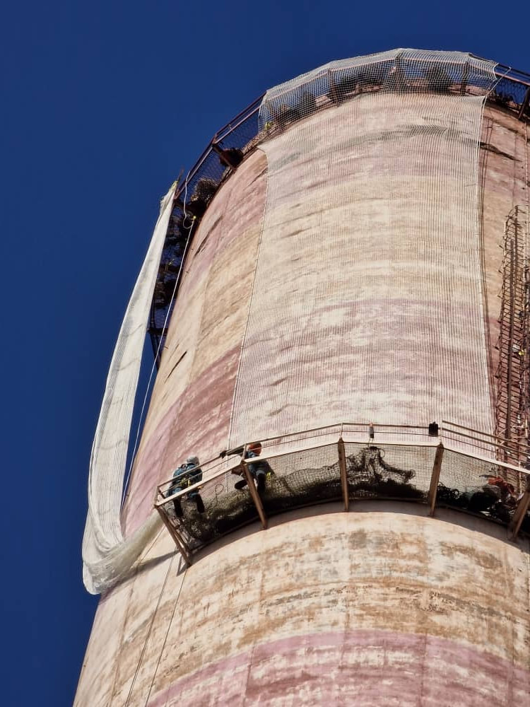 Pose d’un filet de sécurisation en hauteur de 84 à 117 mètres sur une cheminée - Pose des filets de sécurité 84 m