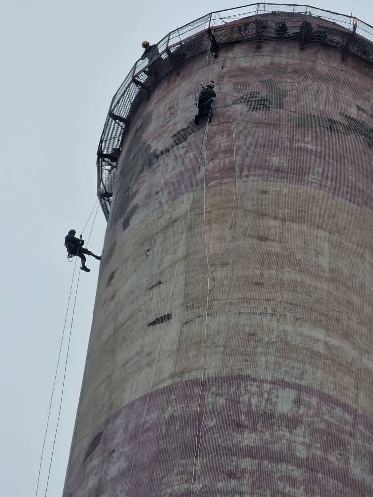 Pose d’un filet de sécurisation en hauteur de 84 à 117 mètres sur une cheminée - Fixations des filets de sécurité par nos cordistes