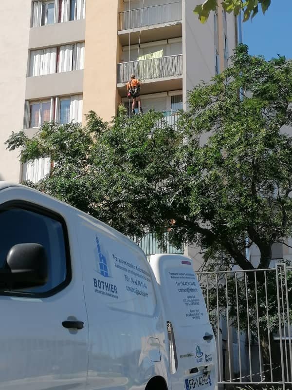 Chantier de sécurisation de maçonnerie sur nez de balcon, de la résidence le Mercure, à Miramas