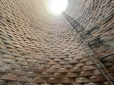 Intérieur de la cheminée de Borealis après le nettoyage