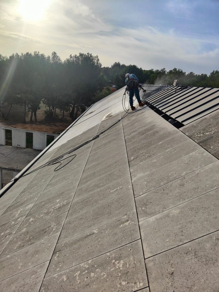 L'un de nos techniciens cordistes en plein travail sur le toit du crématorium