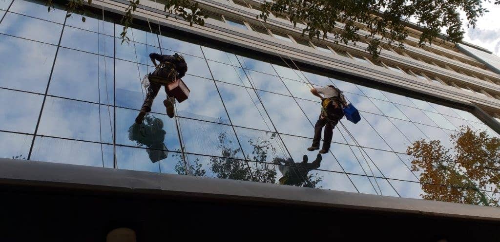 nettoyage de vitres sur cordes à Marseille