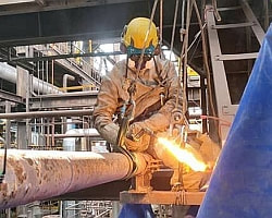 Oxycoupage à la soufflante à ArcelorMittal à Fos-sur-Mer