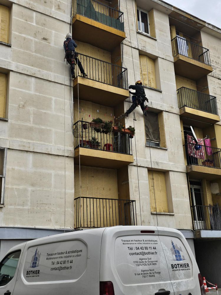 Pose de filets antivolatiles en milieu urbain à Arles