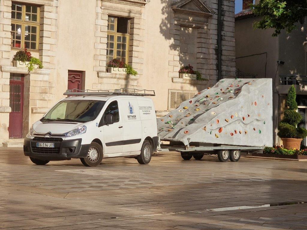 Mise en place d'un atelier d’escalade devant la mairie de Marignane.